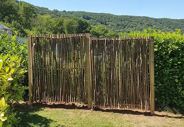 Clôture faite en bois, ajoutant une touche élégante à un jardin soigné.