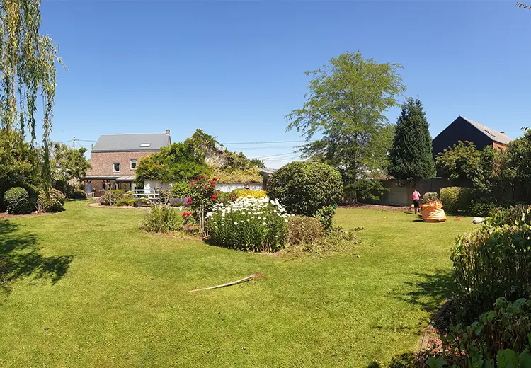 Jardin fleuri bien entretenu
